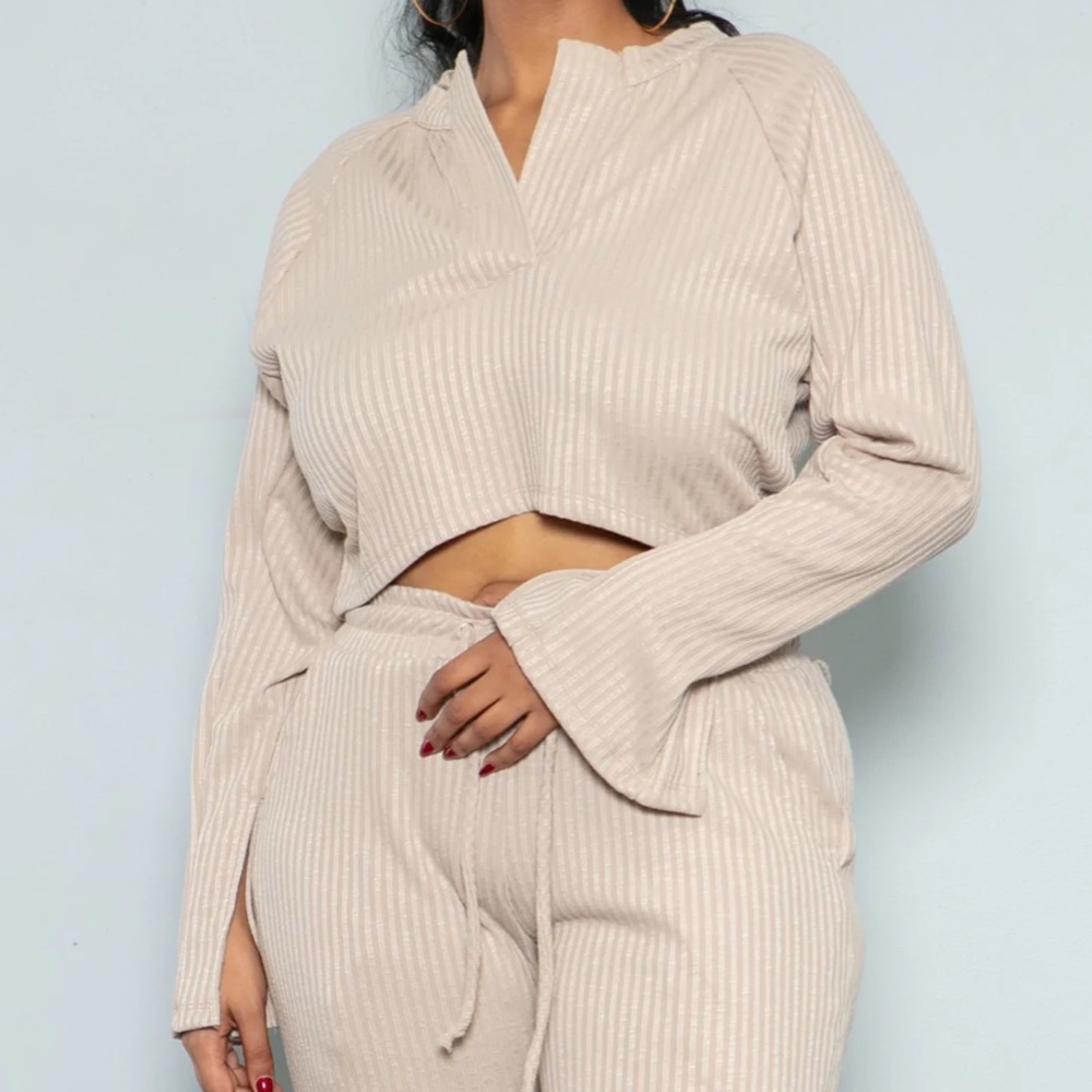 Babes | Ribbed Open Flare Sleeve Cropped Top